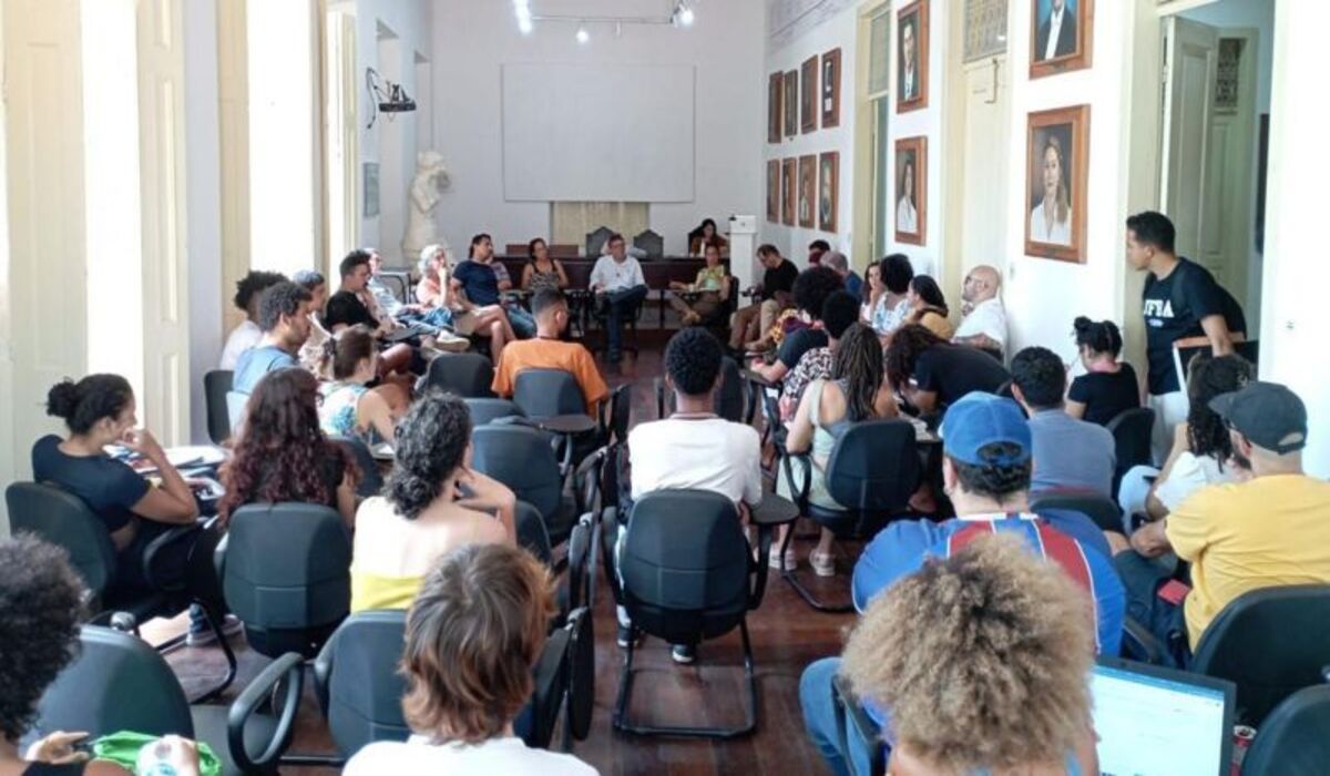 Controvérsia artística na Bahia: alunos buscam retirar pintura da Lei Áurea de exposição
